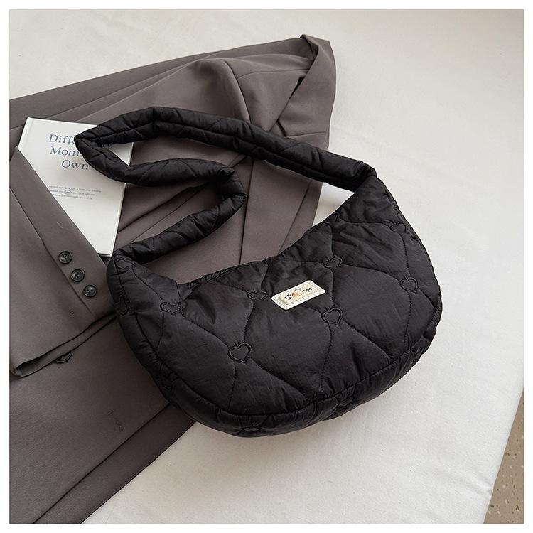 

Korean version of versatile girl sweet cloud bag new niche popular large-capacity commuter bag single shoulder crossbody dumpling bag чорний