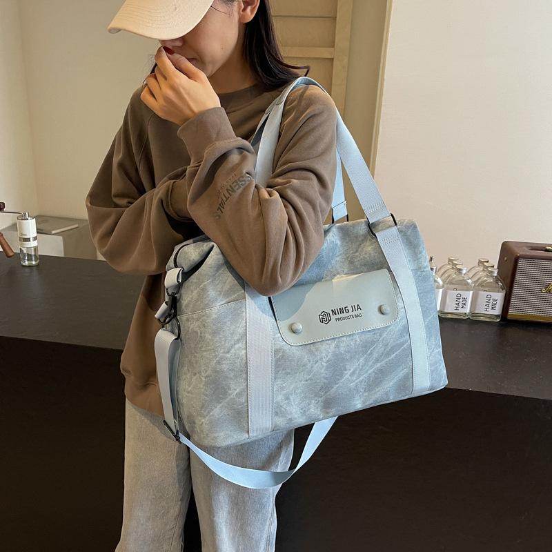 Large capacity portable travel bag, light fashion messenger sports fitness bag, trendy casual boarding storage bag