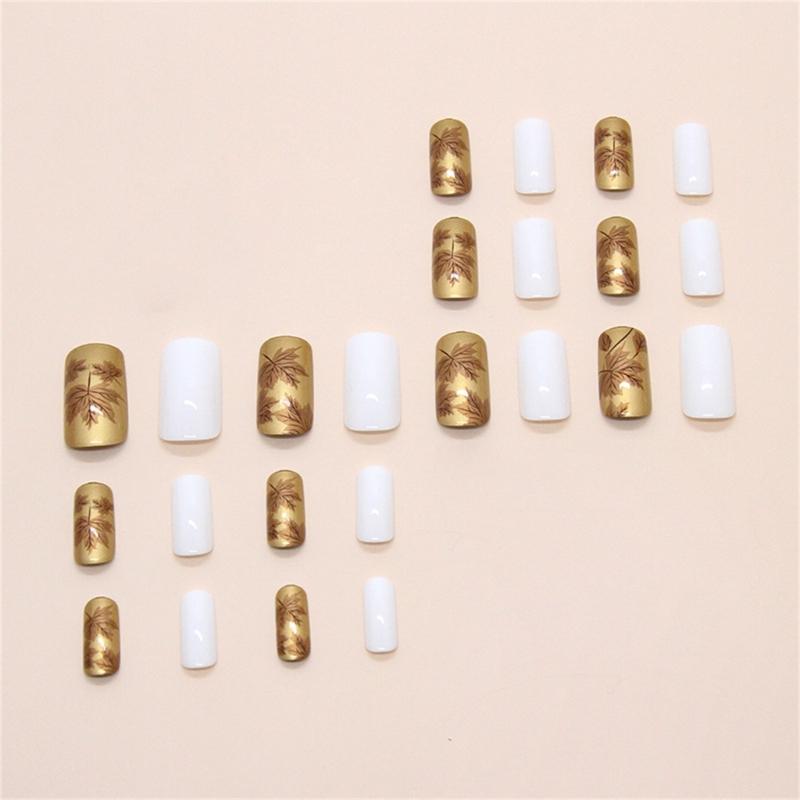 Élégant Ongle Press-On d'Automne 24 Pièces Blanc et Doré Brillant Forme Carrée Moyenne Couverture Complète avec Motif Feuilles d'Érable