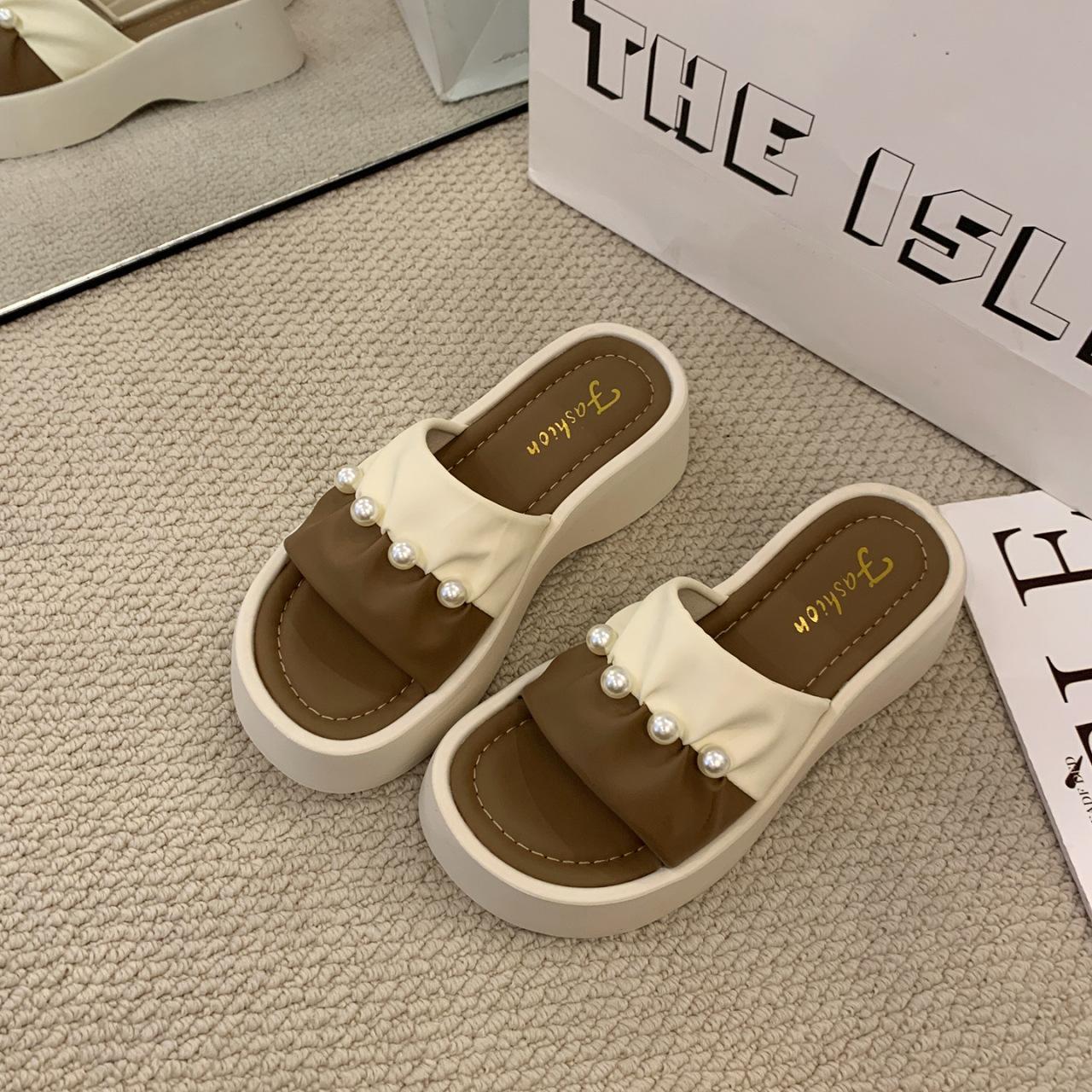 

Slippers women s summer wear 2025 new fashion thick-bottomed muffin sandals beach folds 40 бежевый