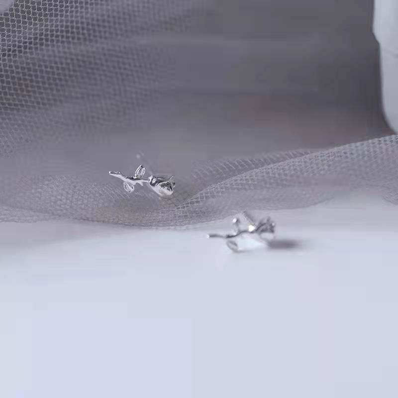 Beixi s925 Sterling Silver French Rose Stud Earrings - Elegant Floral Miniature with a Cool, Minimalist Style