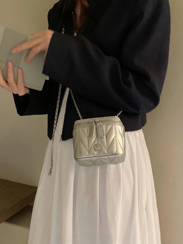 Camellia Diamond Chain Messenger Bag - Versatile, Trendy, and Casual Shoulder Bag