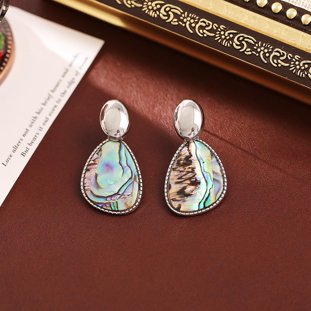 Elegante schillernde Ohrstecker aus unregelmäßig geformter Perlmutt - High-End Europäischer & Amerikanischer INS-Stil