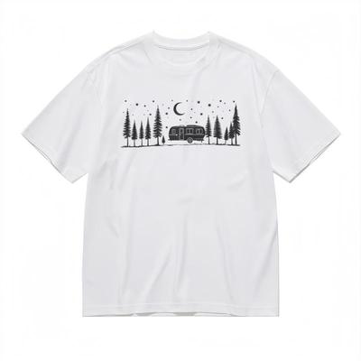 Camiseta Clásica Cómoda de Tendencia para Hombre Escena de Acampada a la Luz de la Luna con Pinos Camiseta
