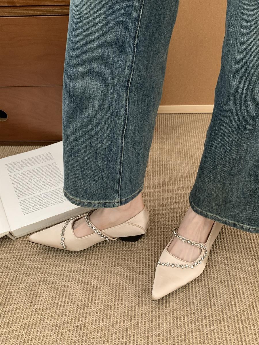 

2025 spring and summer new light luxury curved rhinestone temperament versatile pointed thick heel low heel soft sole single shoes women 39 абрикосовый