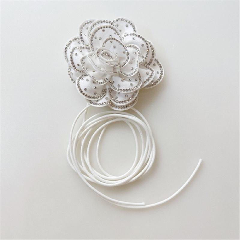 Stylish Pendant Necklace Jewelry Beautiful Necklace with Shimmering Embellishments Flower Decorated Neck Adornment