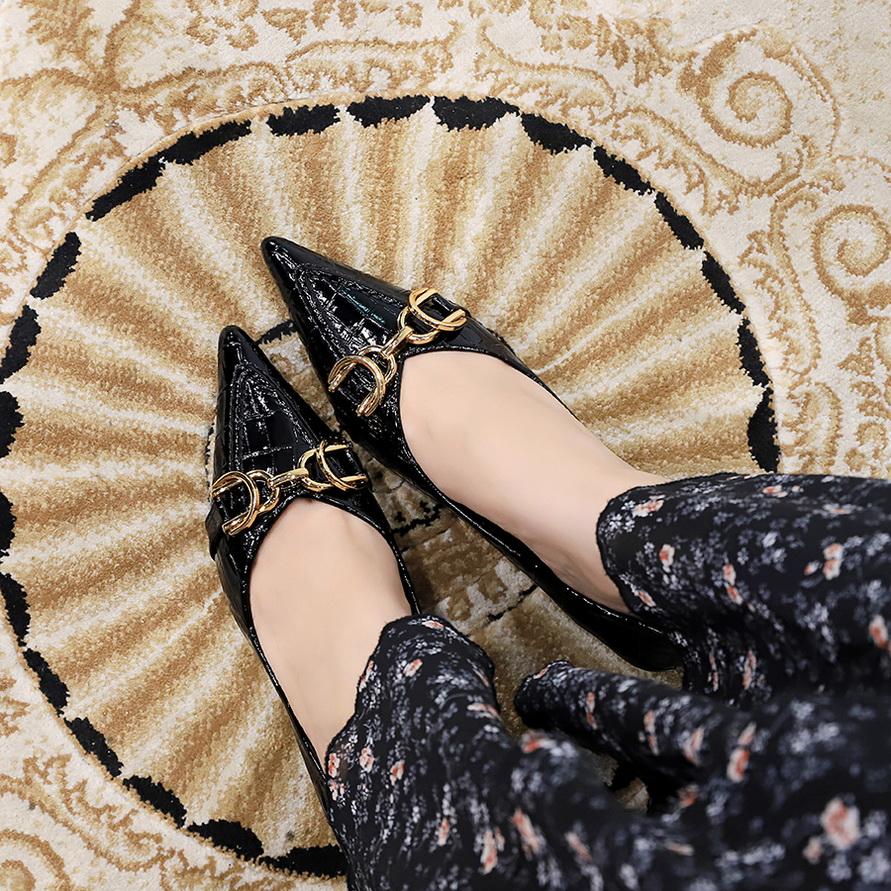 Scarpe singole da donna con tacco sottile, tacco medio, bocca bassa, a punta, in pelle verniciata con motivo pietra retrò con fibbia in metallo