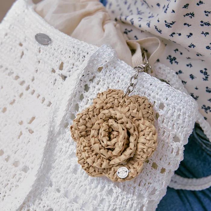 Nr. 227 / Raffia Kamelie Schlüsselanhänger _ Naturbeige