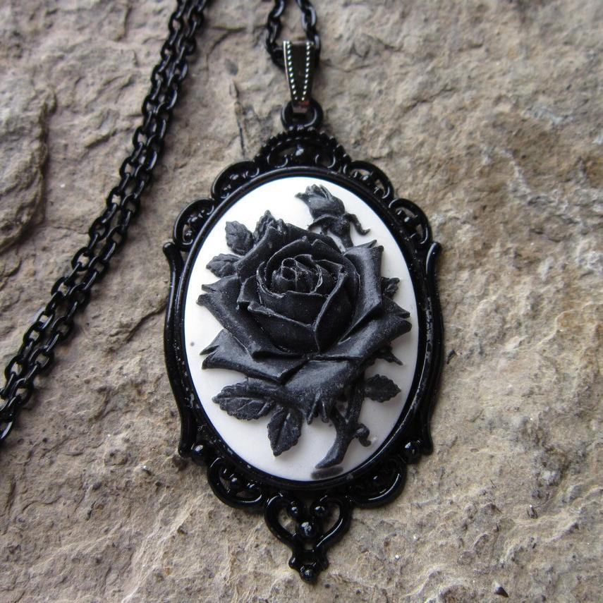 Victorian Retro Geometric Oval Lacework Black White Rose Flower Pendant Cameo Necklace for Women Charm Jewelry Accessories Gifts
