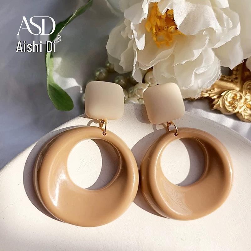 Hong Kong Style Retro Polka Dot Earrings: Playful Red Ear Clips for Girls and Women