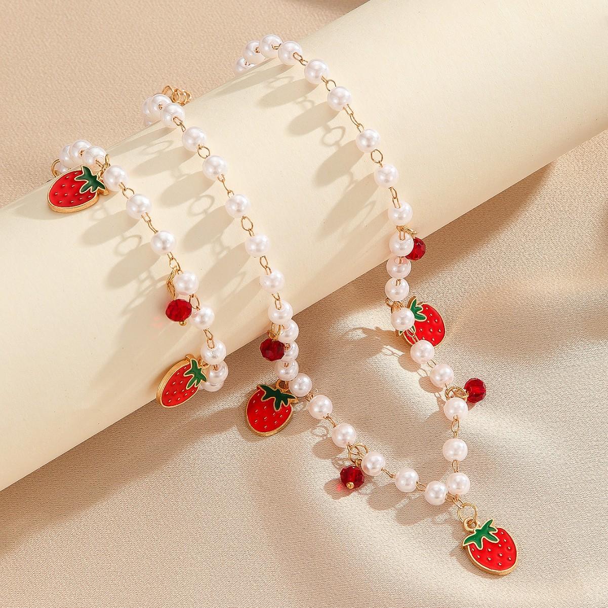 

A cherry heart-shaped strawberry pearl crystal necklace with fashionable, simple and versatile accessories suitable for daily wear