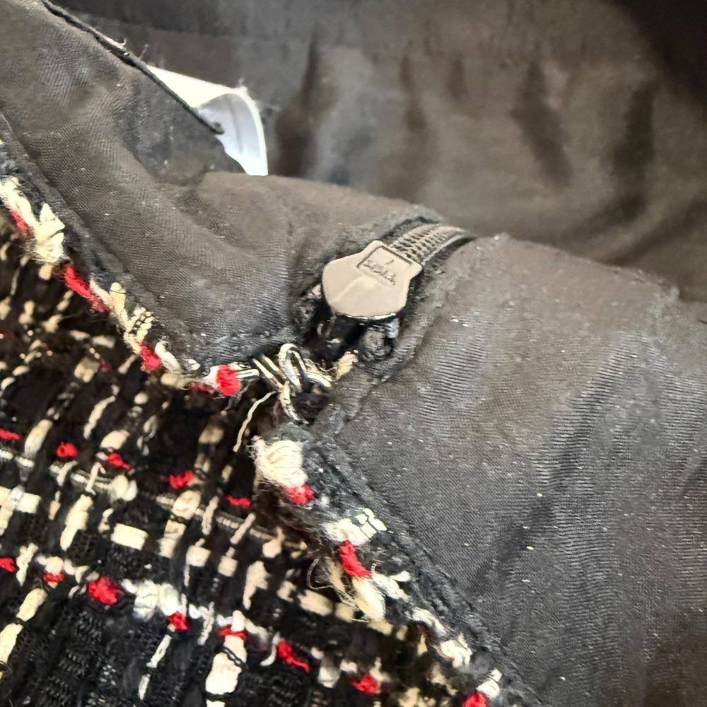 Chanel P26002V16324 Długość do kolan spódnica tweedowa z guzikiem z logo COCO czarny tweed Używana