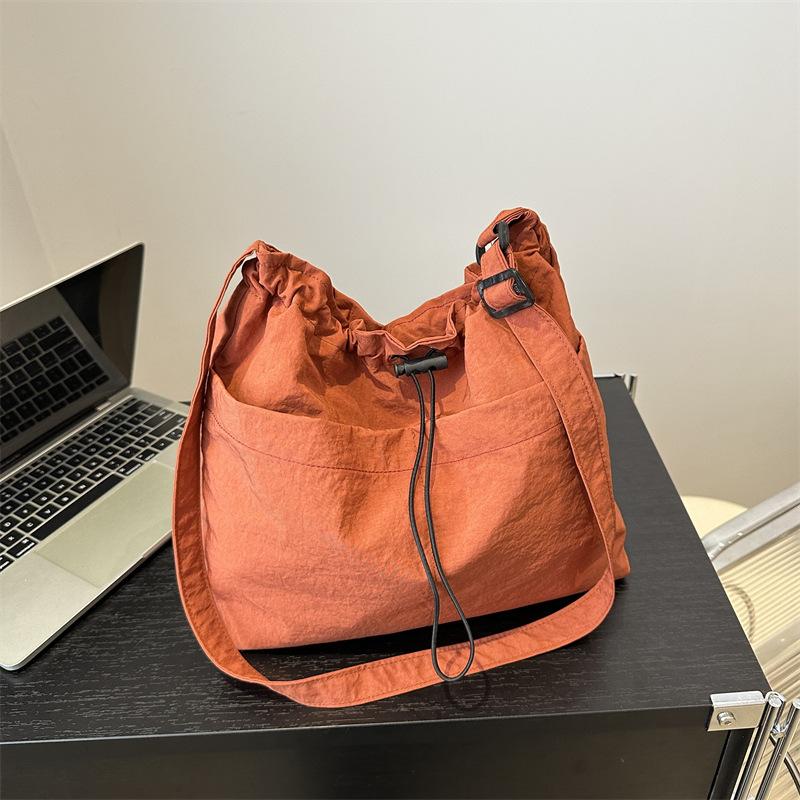 New Large Capacity Versatile Shoulder Bag for Women's Summer Popular Lightweight Shoulder Crossbody Bag Minimalist Tote Handbag
