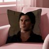 Federa Cuscino Damon Salvatore Copricuscino Multi-Scena per Casa e Auto - Reversibile, Morbida e Resistente per l'Uso Quotidiano