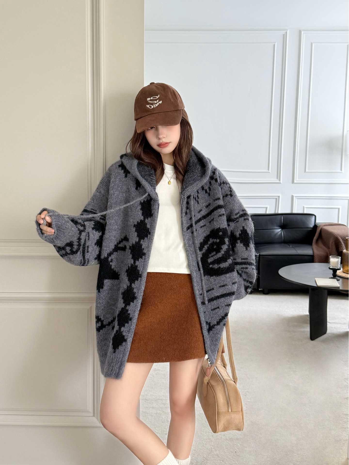 

Женский кардиган жаккардовой вязки с капюшоном в стиле колор-блок 2025 - Модный свитер-пальто для осени/зимы One Size серый