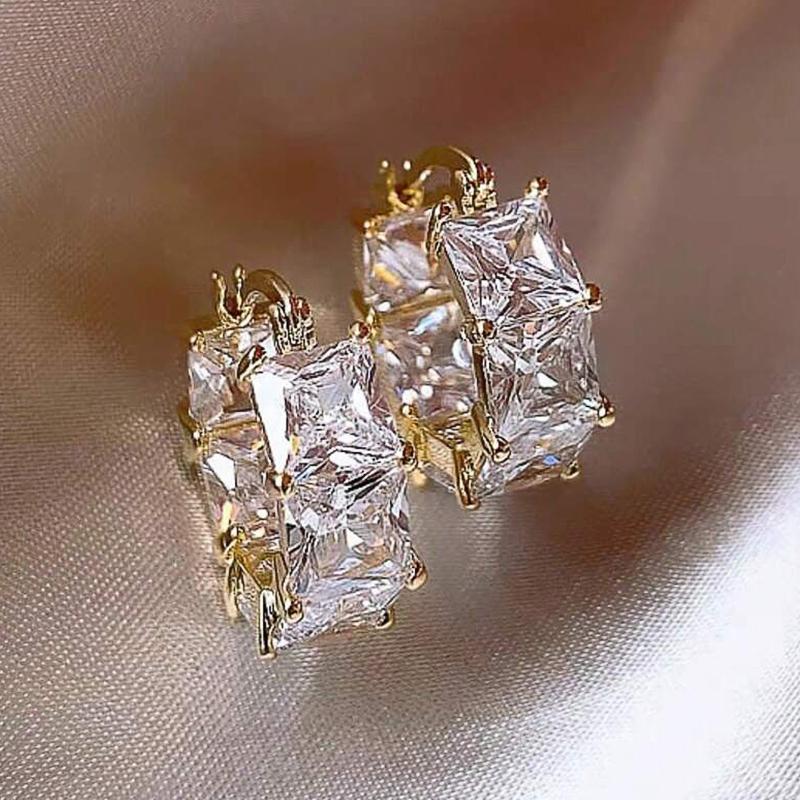 Ohrringe mit Prinzessschliff-Kristallstein-Creolen Damenmode Goldfarbene Accessoires für den täglichen Gebrauch Stilvoller Kreis-Schmuck