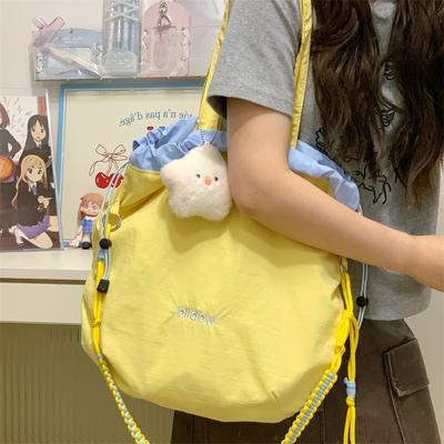 Sommer neue Tragetasche lockerer Kordelzug Buchstabenstickerei Bündelmündungstasche Eiscremefarbe Dopamin Schultertasche Damen
