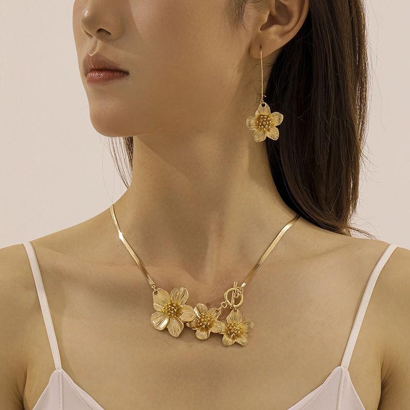 Fashion retro ins trend exaggerated multi-element metal tassel love flower peach heart lady item