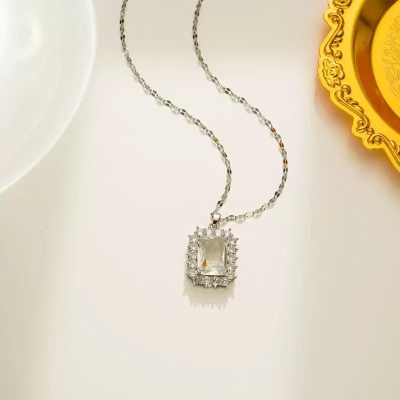 Vintage Titanium Steel Women's Pearl Pendant Necklace - Light Luxury Clavicle Chain