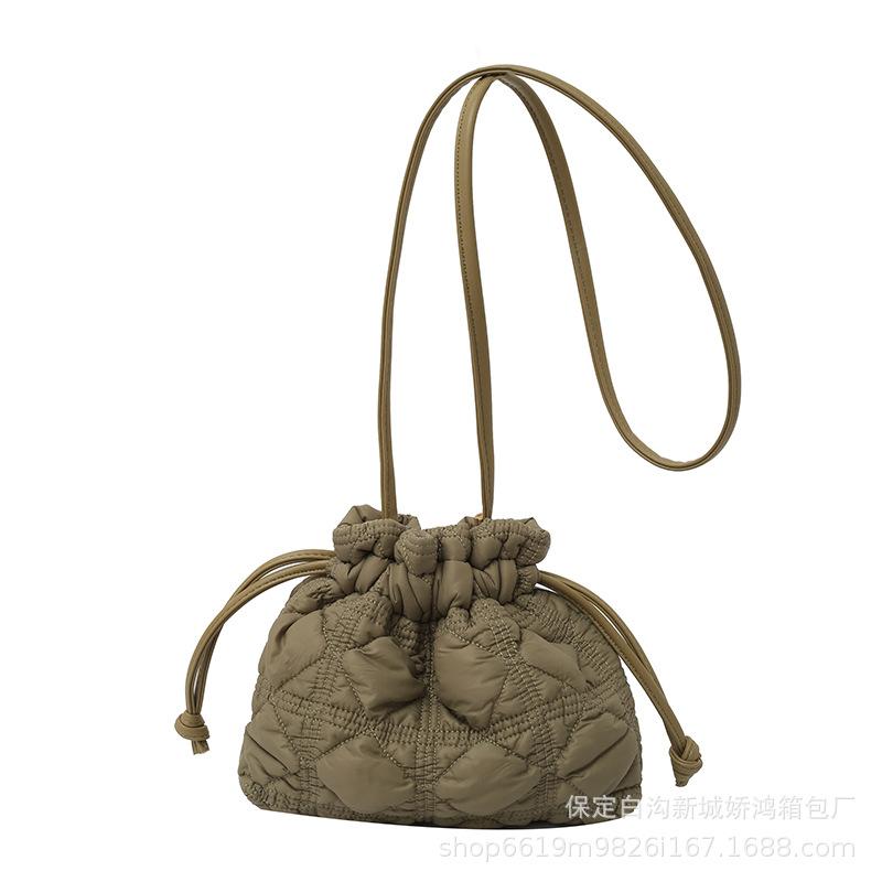 Einfache Rhombus-Kordelzug-Bündel, gefaltete Beuteltasche, Damen-Nylon-Wolke, Umhängetasche mit einer Schulter, leichte Knödeltasche