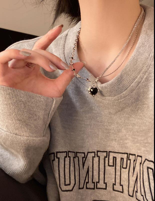 Retro Heart-shaped Bow Pendant Necklace for Women, New Chinese-style Zen-inspired Feather Peace Pendant