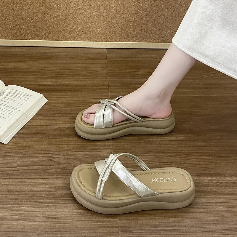 Thick-soled Shit-stepping Slippers Women's 2025 New Summer Cross-strap Beach Shoes Korean Version Out of the Street Fashion Sandals