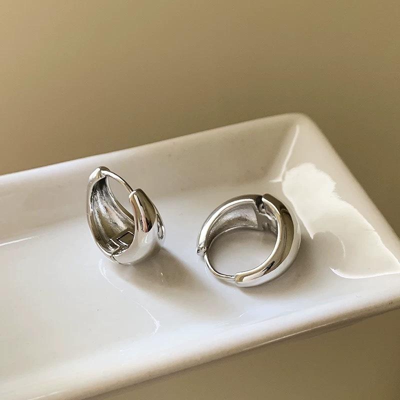 Simple Retro Hong Kong Style Metal Geometric Plain Ring Earrings Women's High-end Ear Buckles Fashion Commuter Versatile Earrings