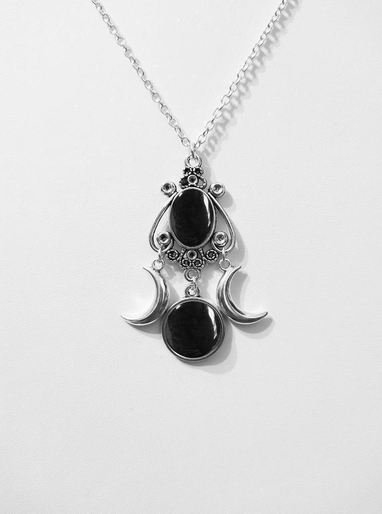 Personality Punk Sliver Color Triple Moon Goddess Round Oval Amethyst Pendant Necklace for Women Creative Charm Jewelry Gifts