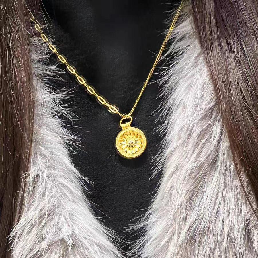 Drehbare Sonnenblumen-Anhänger-Halskette - Sandgold, Kleines Gänseblümchen-Design