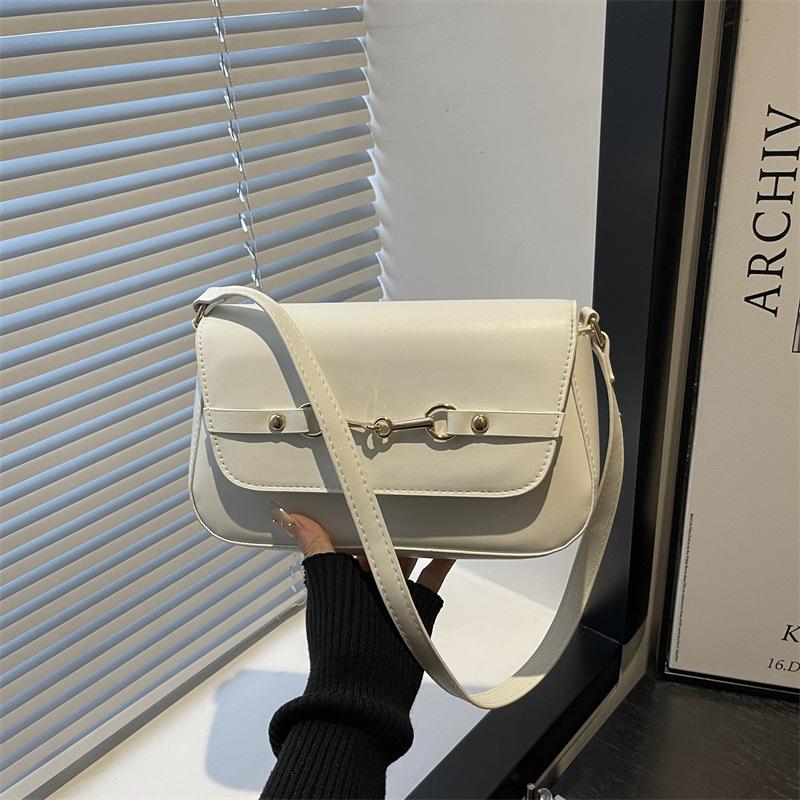 Retro underarm bag, new shoulder bag, women's versatile baguette bag, red new product, new handheld women's bag.