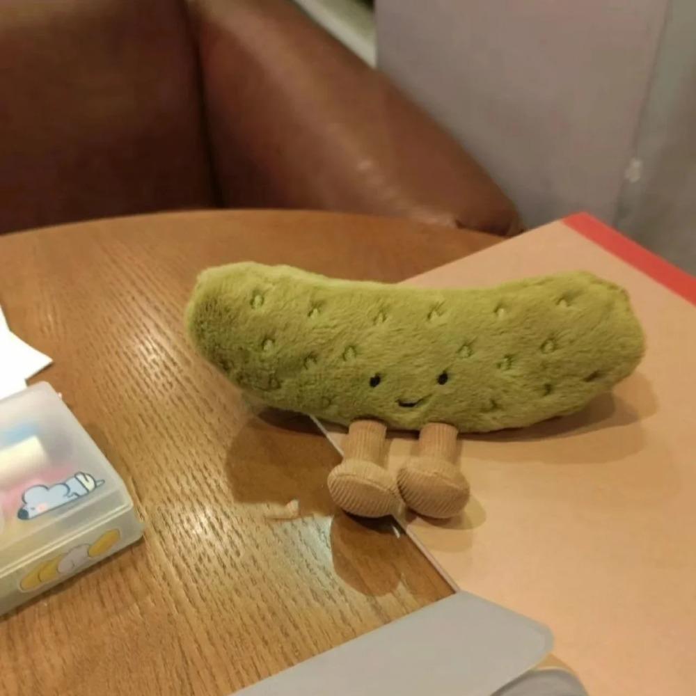 Juguete de Peluche de Pepinillo Kawaii Pepinillo Suave Relleno con Cara Sonriente Piernas Dibujo Animado Muñeco de Comida Encantador Decoración del Hogar Regalos de Cumpleaños Niña