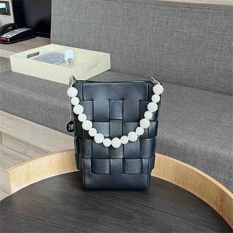 

2025 Новая ретро нишевая популярная интернет-знаменитость жемчужная сумка сумка через плечо модная плетеная женская сумка из коровьей кожи 17×20×6cm чёрный