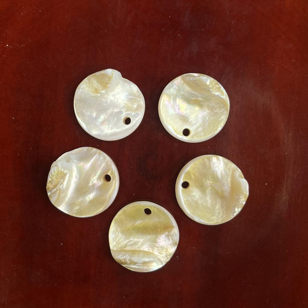 20Pcs, Natural Shell Beads with Holes, Bohemian Handcrafted Round Loose Beads, 2cm, for DIY Necklace Pendants, Jewellery Making, and Festive Crafts