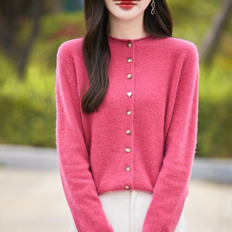 

Кардиган из шерсти нового стиля с пуговицами в форме сердечек, полувысоким воротником и подвернутыми краями XL малиновый