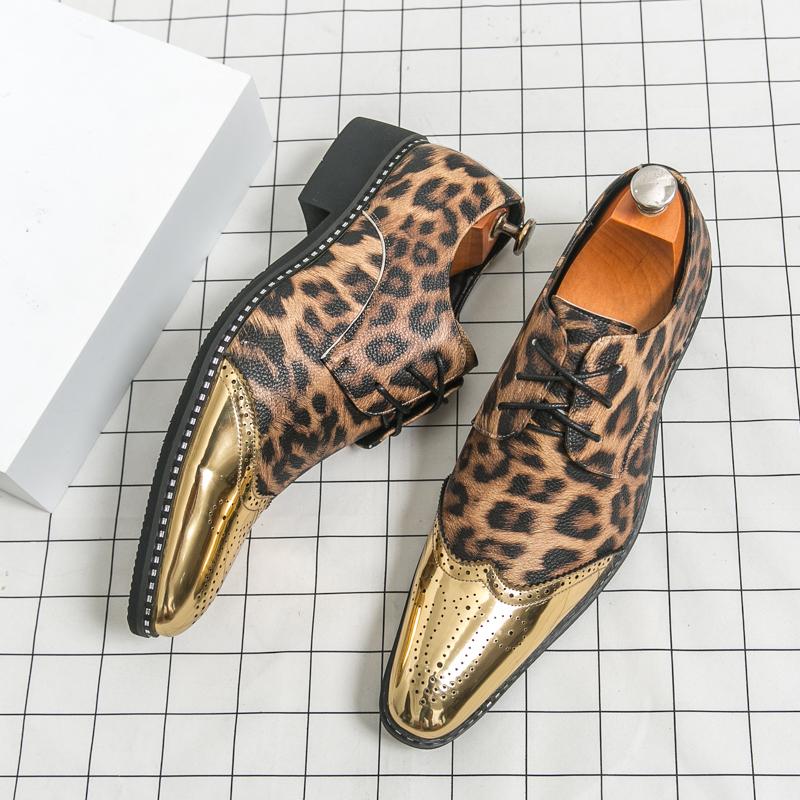 The 2026 new men's pointed-toe leather shoes with carved leopard print are the trend of wedding shoes for stage hosts