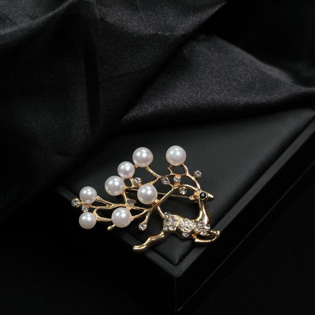 Deer Brooch Rhinestone Scarf Pin - Elegant Crystal Corsage with Pearl Accent