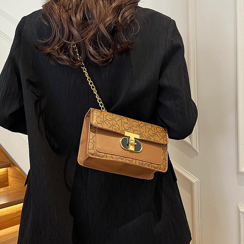 Minimalist Chic Crossbody Bag With Vintage Style And Trendy Street Fashion Elements