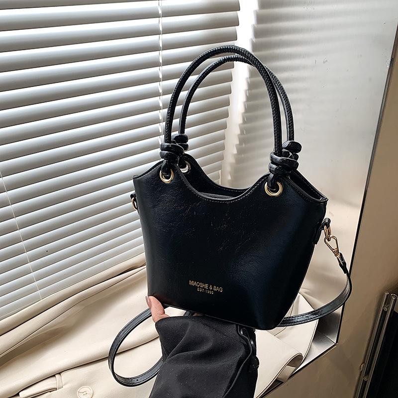 Super fire small bag women's spring and summer versatile 2025 new fashion shoulder messenger bag simple women's portable bucket bag