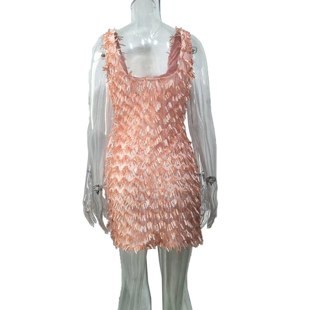 Zoštíhľujúce bodycon šaty s odhalenými ramenami, rozparkom a chlpatým detailom