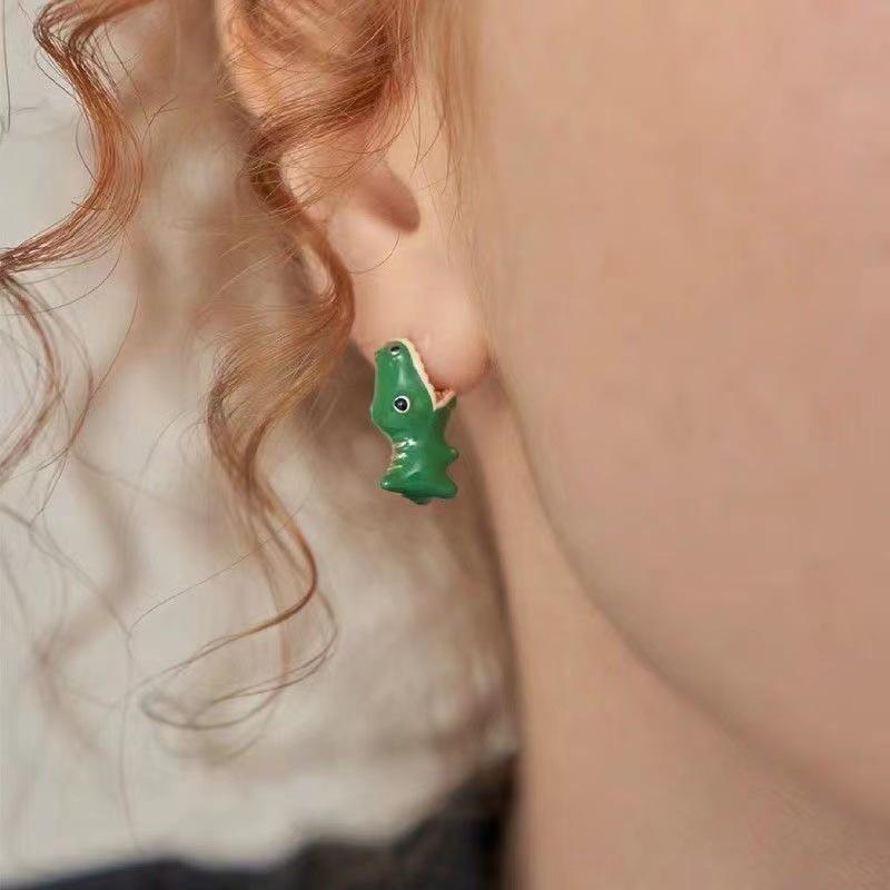 

Japanese and Korean style cute fun creative handmade drop glue open mouth bite little dinosaur funny stud earrings female