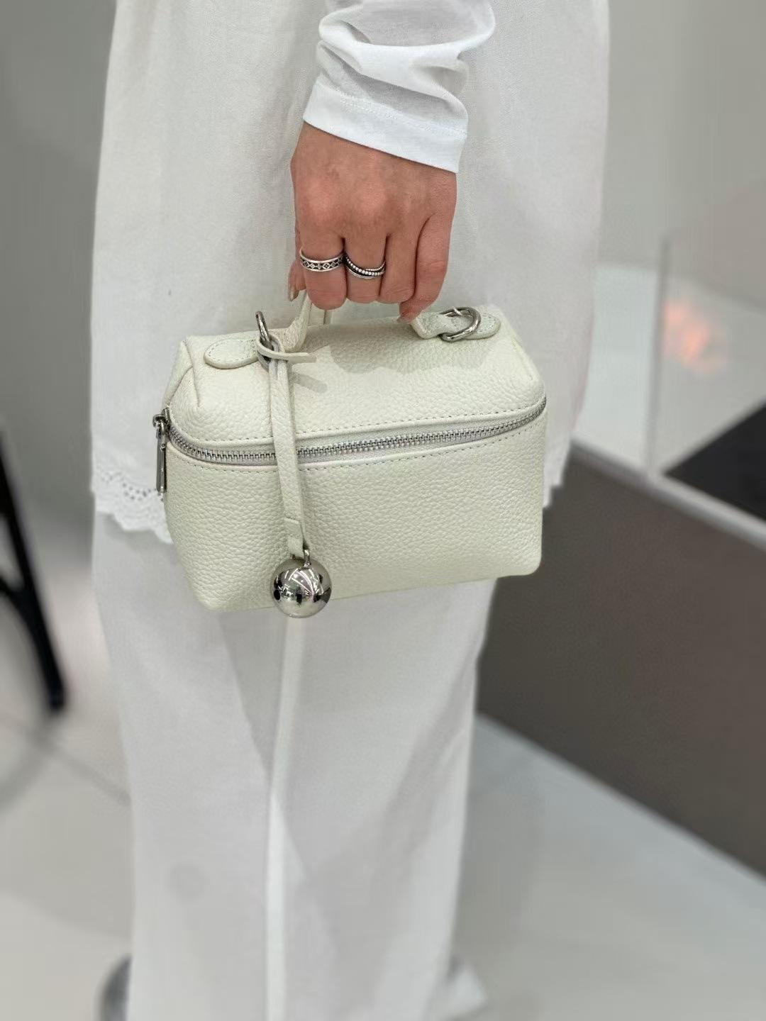 

High-end Niche Simple Hand-carried Lunch Box Bag 2025 New Fashionable All-matching Single-shoulder Cross-carrying Small Mobile Phone Length 17 X10X11CM