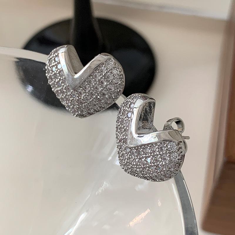 

Женские модные серьги в форме сердца с бриллиантами и серебряной иглой - Элегантный и роскошный дизайн