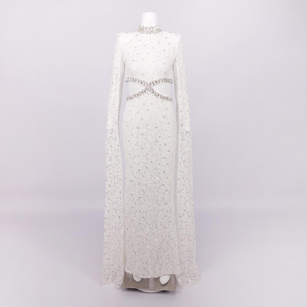 Elegante Vestido Blanco de Encaje con Cuello Alto, Mangas tipo Chal y Cintura Calada