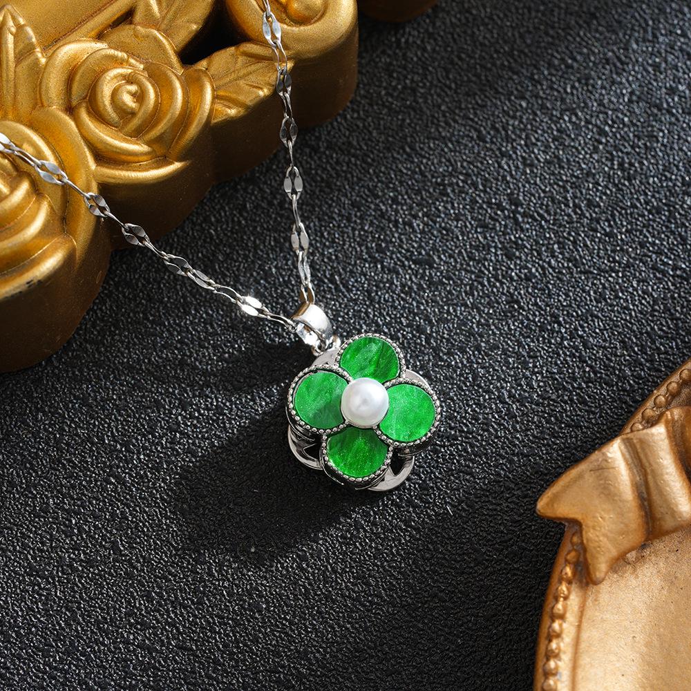 

Women s Creative Four-Leaf Clover Rotatable Necklace - Simple Clavicle Chain Design