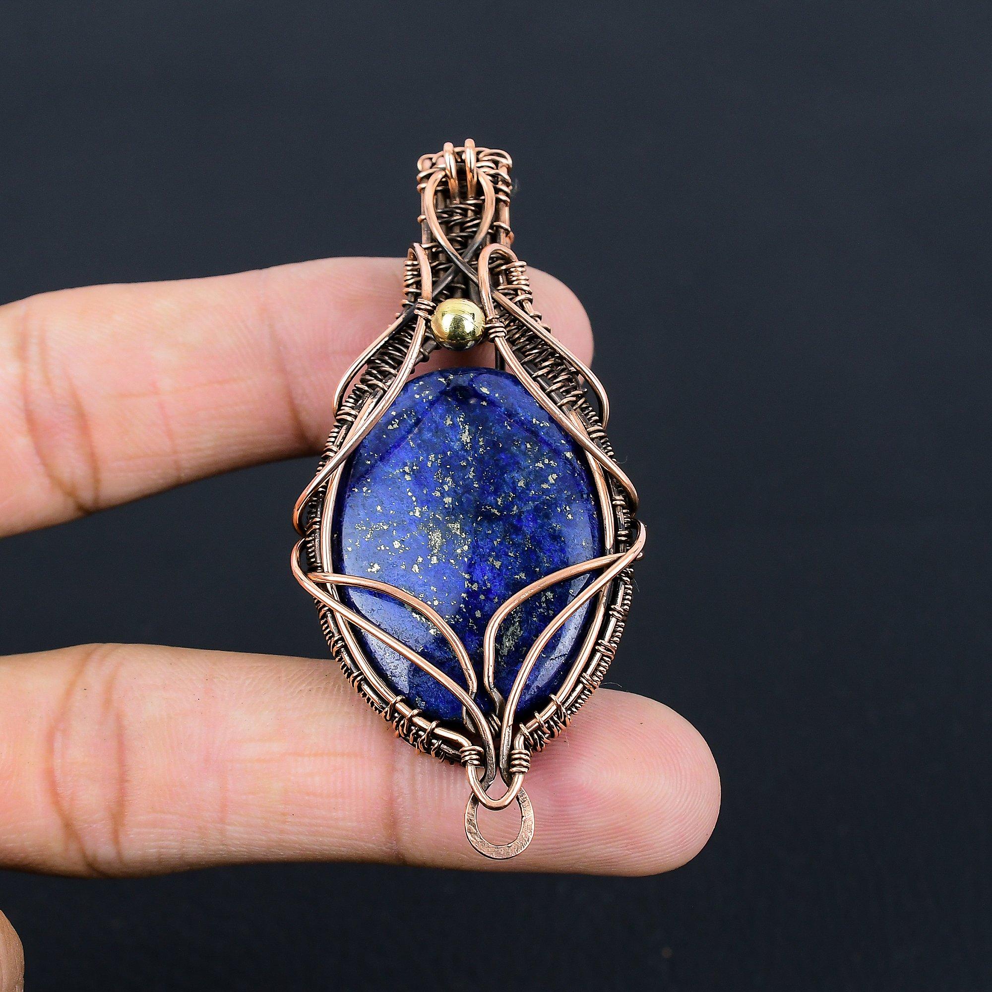 

Драгоценный камень лазурит ручной работы из чистой медной проволоки, завернутый в подвеску, ювелирное изделие на День Благодарения 2.83 Inches синий