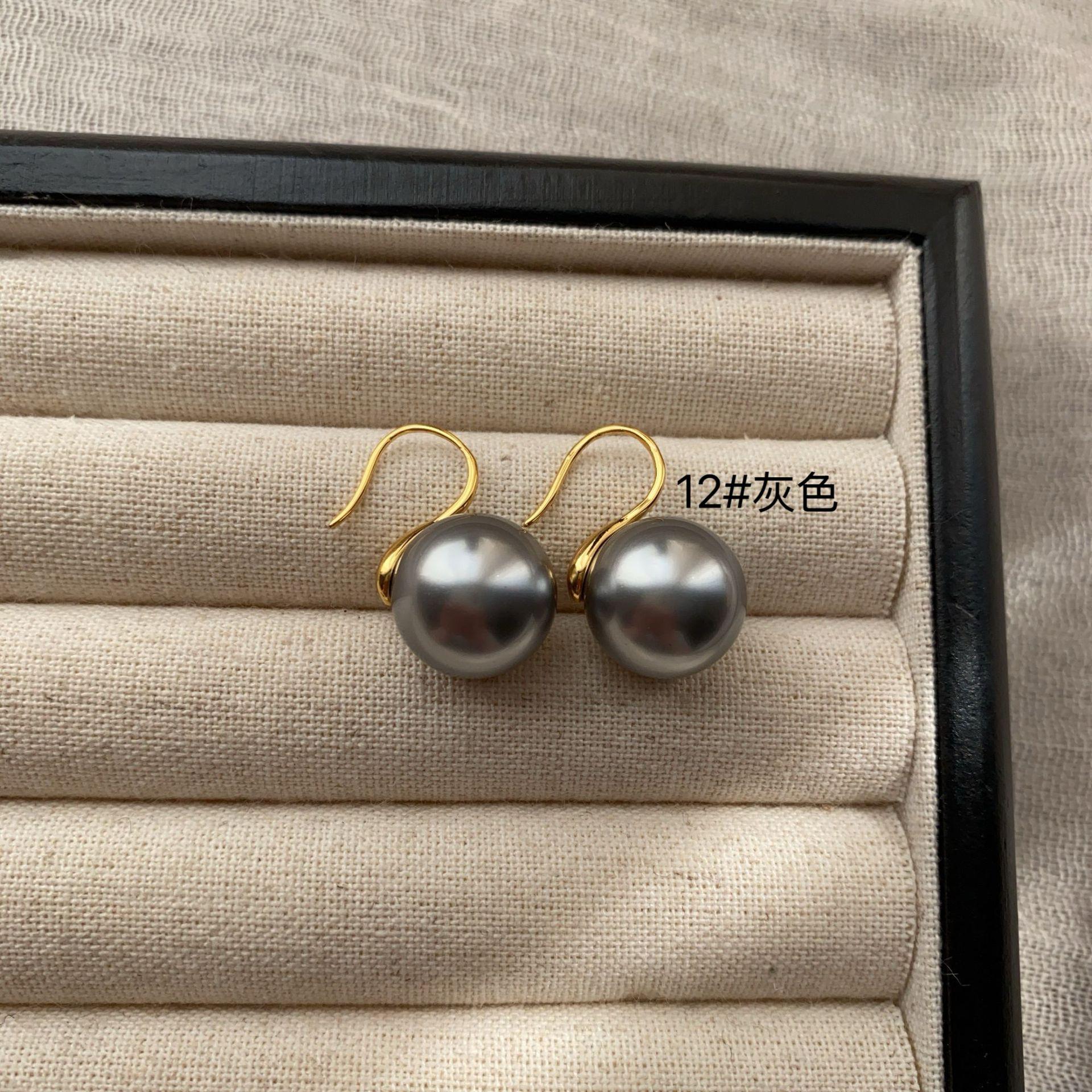 

Round and plump pearl stud earrings Elegant light luxury niche premium classic soft fashion commuter ear hook earrings