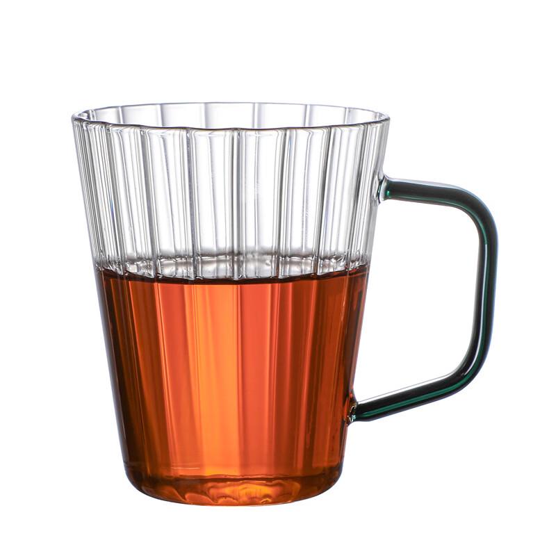 Szklany kubek do kawy z uchwytem w pionowe paski