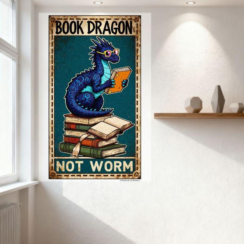 Vintage 'BUCHDRAGON' Blechschild, Skurriler Drache liest mit Bücherstapel, 'KEIN WURM'-Banner, Rustikales, verwittertes Heim-Ba