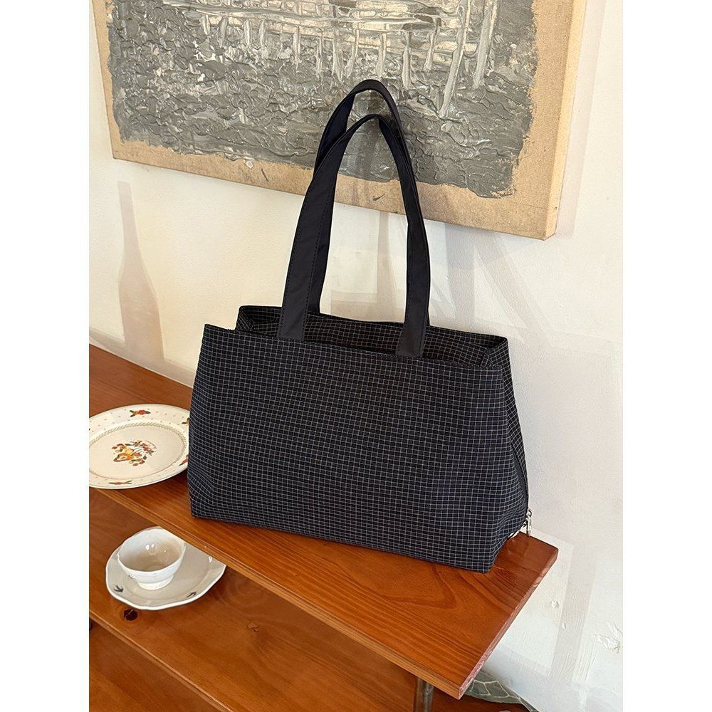 

Tote Bag - Large Capacity Commuter Shoulder Bag for Carrying Around чорний