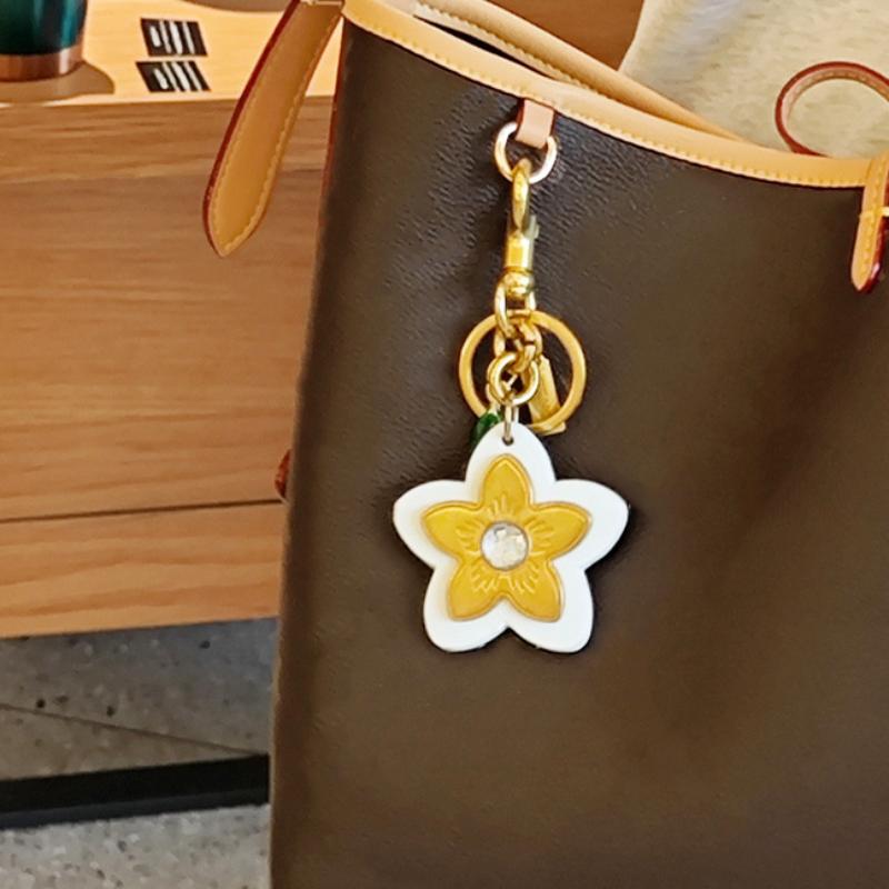 Marque de Luxe Sac Fleur Pendentif Mode Élégant Métal Cuir Créatif Exquis Polyvalent Mignon Accessoires Sac Porte-clés